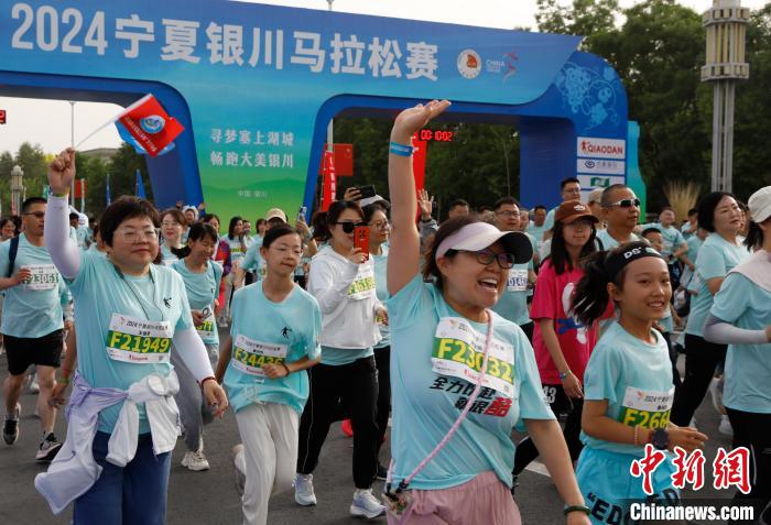 2024银川马拉松开跑，逾2.15万跑友花海中感受城市