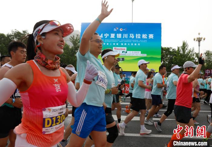 2024银川马拉松开跑，逾2.15万跑友花海中感受城市