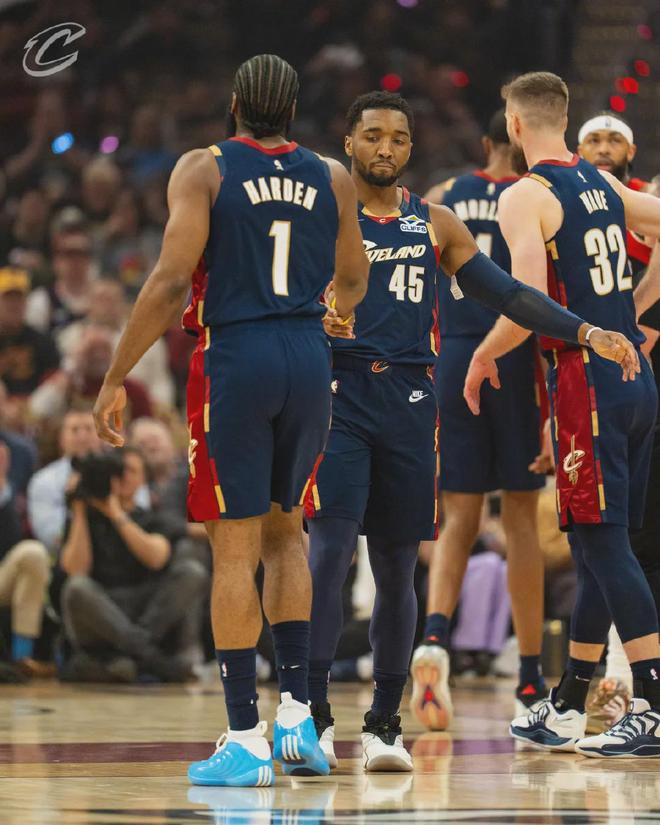 文班亚马全票当选DPOY 骑士双杀猛龙挺进次轮